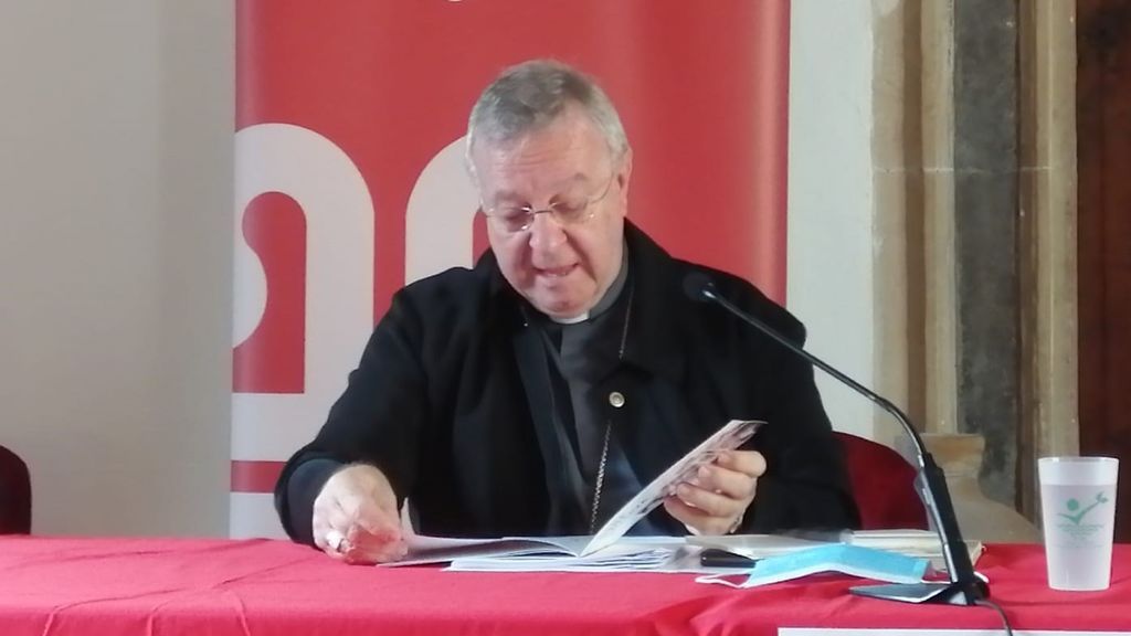 El obispo de Mallorca se vacuna en una residencia de sacerdotes jubilados: "Para dar ejemplo" El obispo de Mallorca se vacuna en una residencia de sacerdotes jubilados: "Para dar ejemplo"
