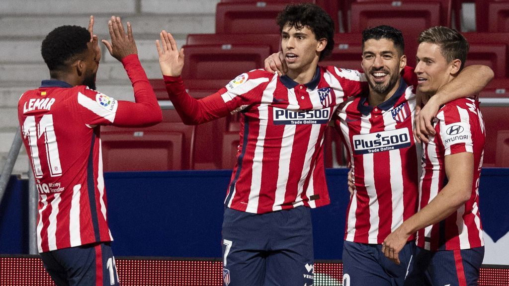 Los jugadores del Atlético celebran un gol ante el Valencia.