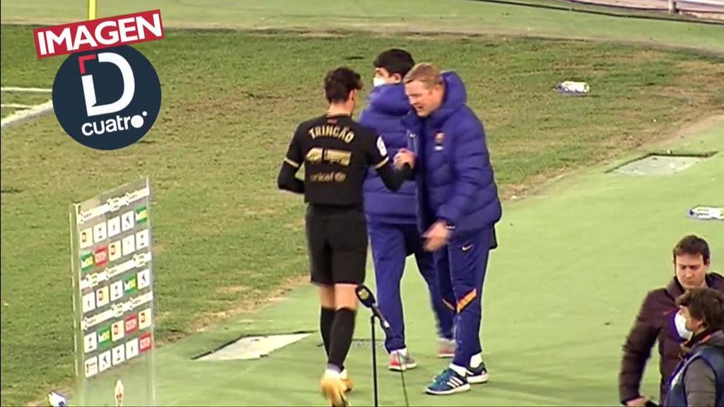 Koeman saludó a sus jugadores tras la victoria ante el Elche.