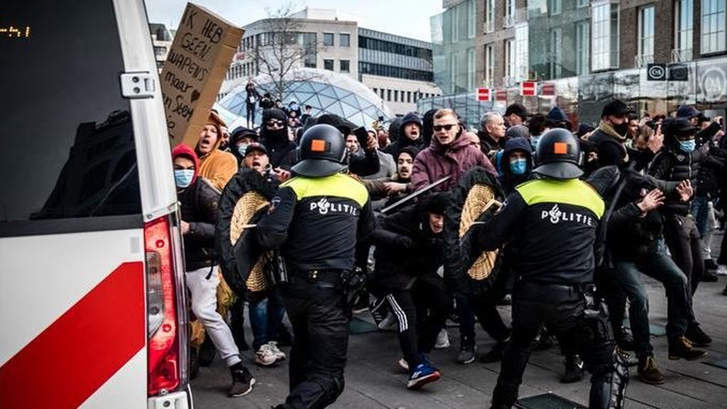Gas lacrimógeno y chorros de agua en las protestas contra el toque de queda en Países Bajos
