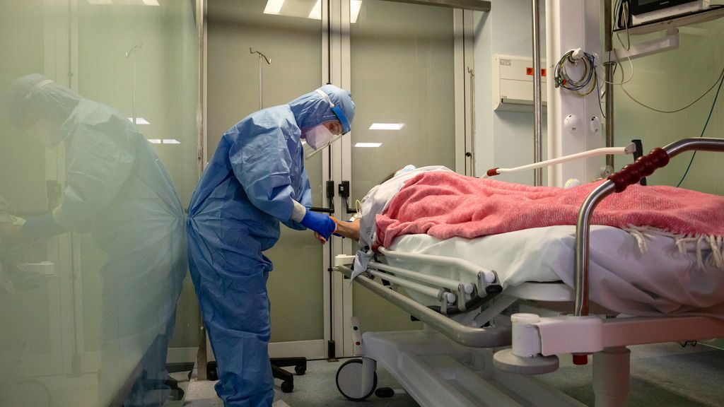 Vacunación a una persona mayor en una residencia de Málaga