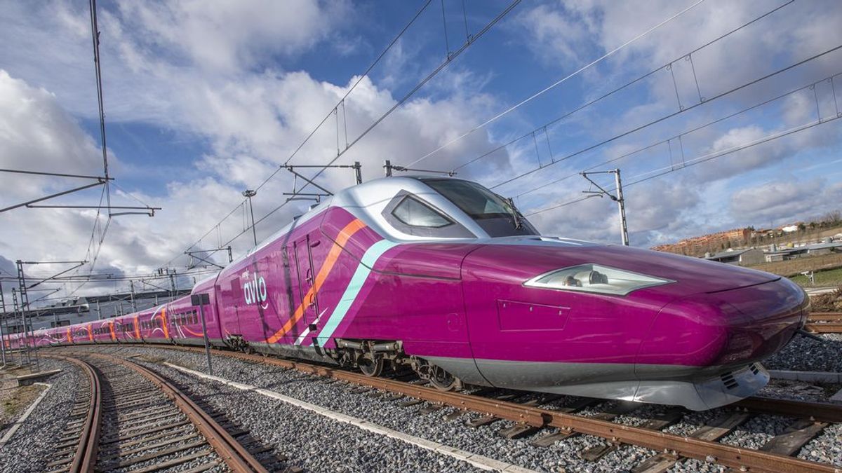 Renfe vende en un día más de 79.640 billetes de su tren 'low cost' entre Madrid y Barcelona Renfe vende en un día más de 79.640 billetes de su tren 'low cost' entre Madrid y Barcelona