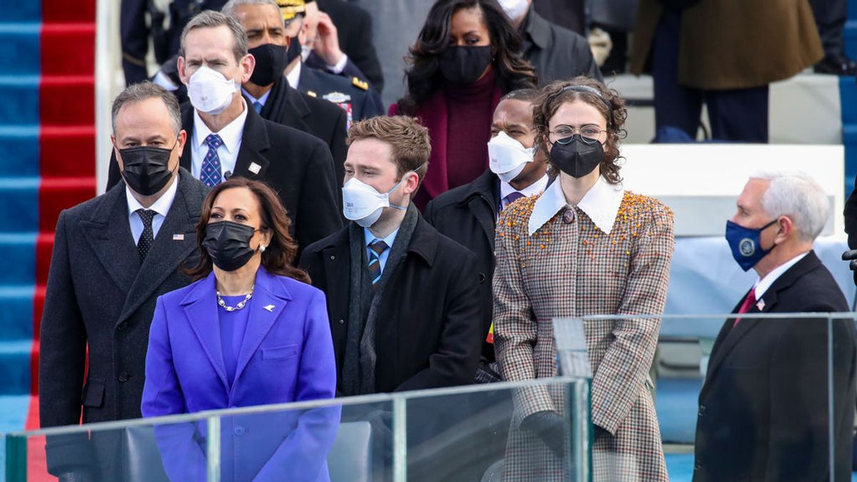 Ella Emhoff, hijastra de Kamala Harris, se desmarca como referente de moda con su estilo atrevido Ella Emhoff, hijastra de Kamala Harris, se desmarca como referente de moda con su estilo atrevido