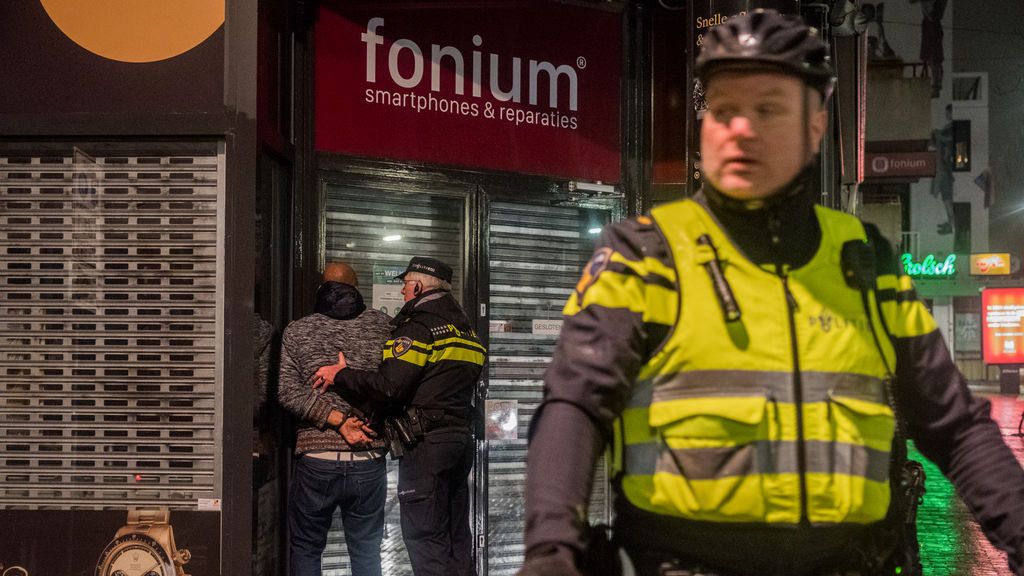 Tercera noche de disturbios en Países Bajos contra el toque de queda
