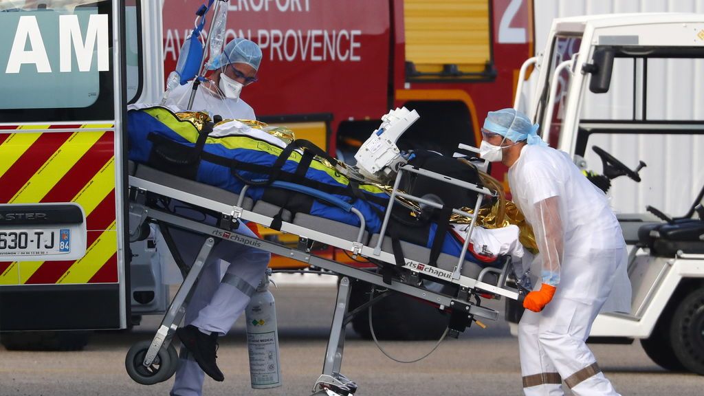 Sanitarios sacando a un paciente covid de la ambulancia