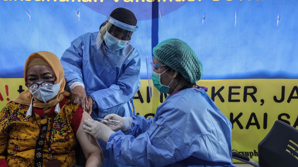 Imagen de archivo de una señora vacunándose contra la covid-19 en Indonesia