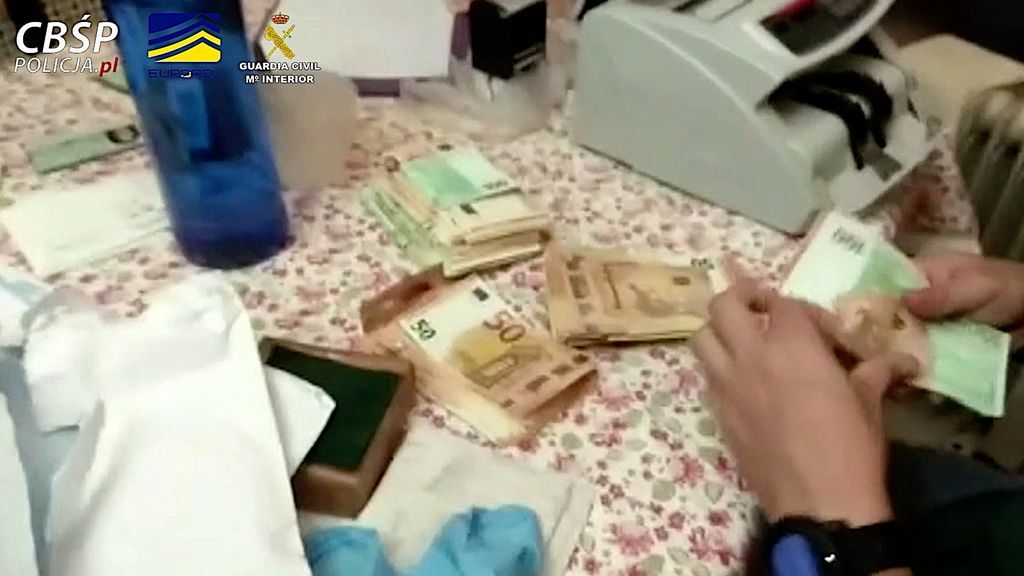 Dinero incautado a la organización