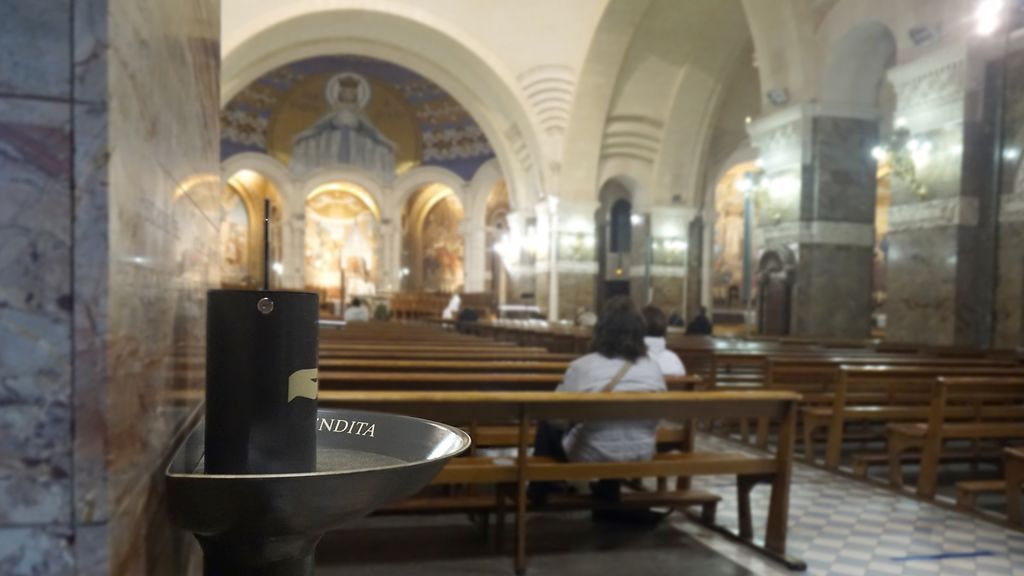 Los dispensadores de agua bendita de una empresa valenciana llegan a las iglesias para evitar contagios Los dispensadores de agua bendita de una empresa valenciana llegan a las iglesias para evitar contagios