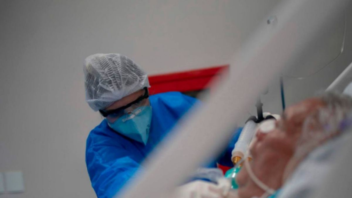 Detienen a un médico italiano tras acusarle de "dar drogas letales" a pacientes de covid para liberar camas