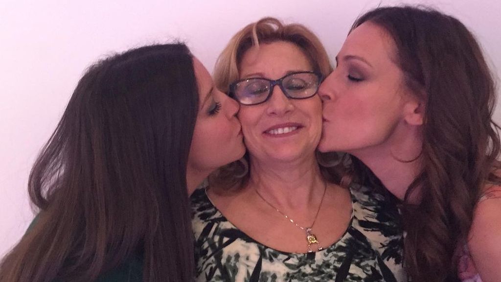 Encarna junto a sus dos hijas