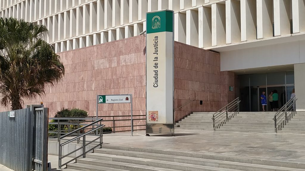 Condenado en Málaga a un año de cárcel por colarse en casa de su vecina por la que se sentía atraído Condenado en Málaga a un año de cárcel por colarse en casa de su vecina por la que se sentía atraído
