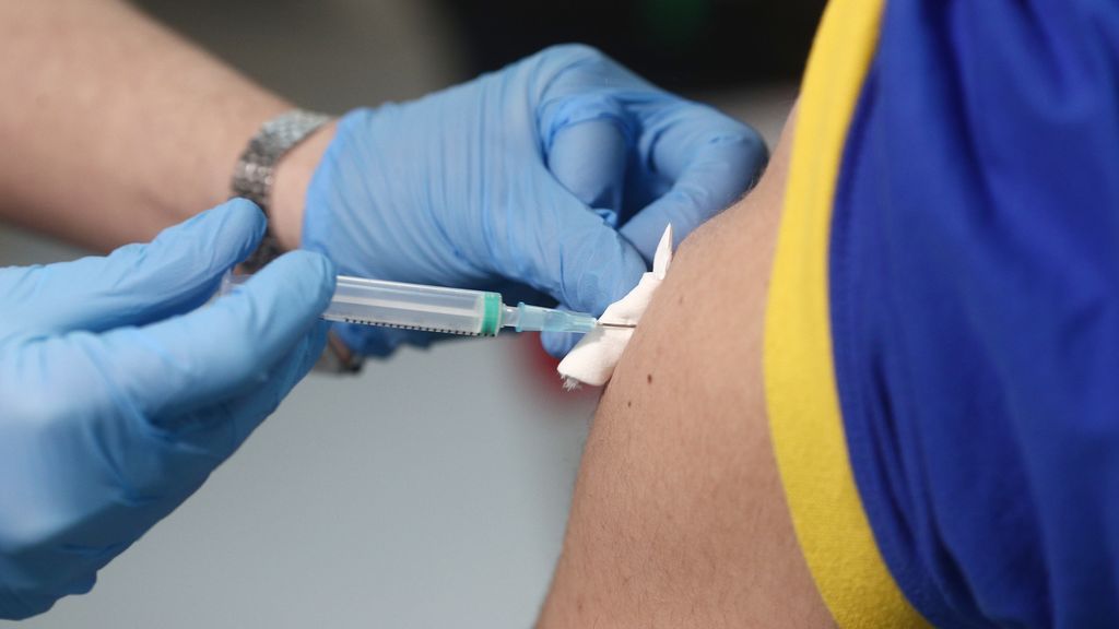 Madrid suspende la vacunación durante dos semanas "por los recortes en las dosis" Madrid suspende la vacunación durante dos semanas "por los recortes en las dosis"