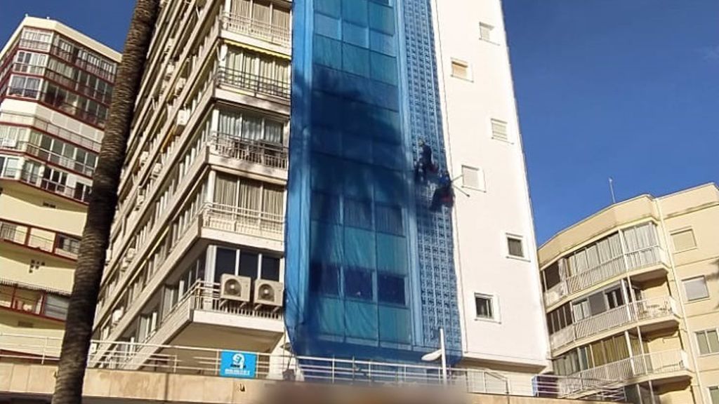 Detenida una mujer tras cortar una cuerda de sujeción de un operario a una altura de 13 plantas Detenida una mujer tras cortar una cuerda de sujeción de un operario a una altura de 13 plantas