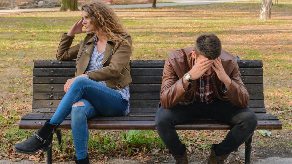 La reacción de un chico al enterarse por una apuesta de que su novia le ha podido ser infiel a través de una app de citas