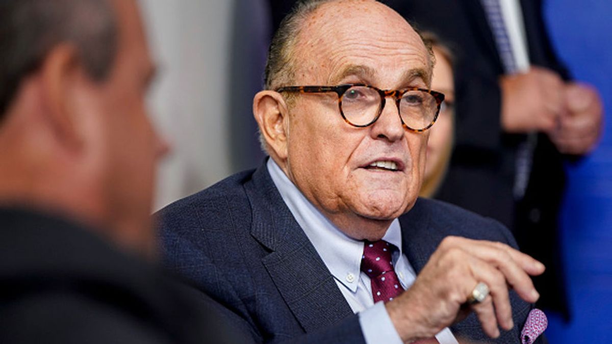 YouTube suspende a Giuliani por difundir teorías de fraude electoral en EEUU