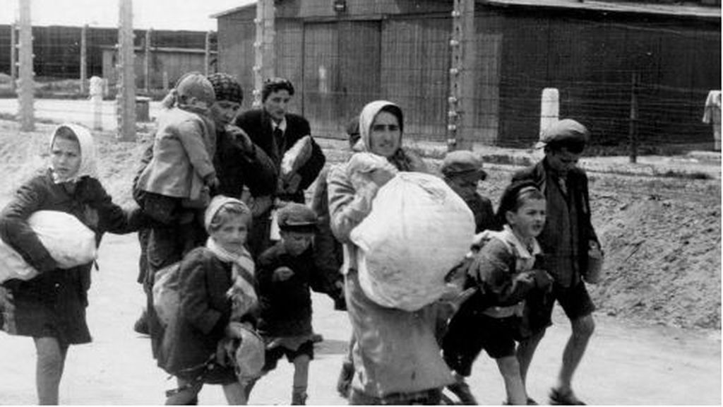 Mujeres y niños a su llegada a Auschwitz