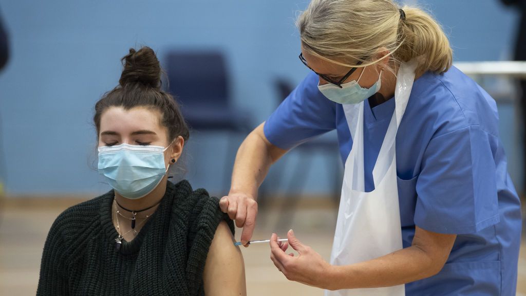 Tos, fatiga, dolor de garganta y dolor muscular: los síntomas de la variante británica del coronavirus Tos, fatiga, dolor de garganta y dolor muscular: los síntomas de la variante británica del coronavirus