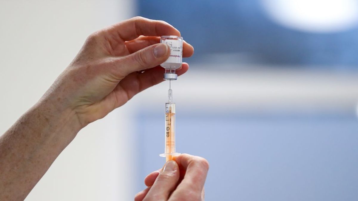 EuropaPress_3506378_07_january_2021_scotland_edinburgh_healthcare_worker_fills_syringe_with EuropaPress_3506378_07_january_2021_scotland_edinburgh_healthcare_worker_fills_syringe_with