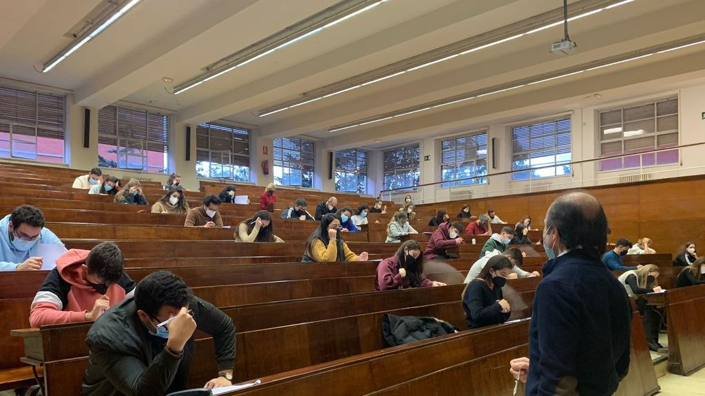 El Gobierno apoya a los estudiantes frente a los rectores y apuesta por los exámenes de junio online El Gobierno apoya a los estudiantes frente a los rectores y apuesta por los exámenes de junio online