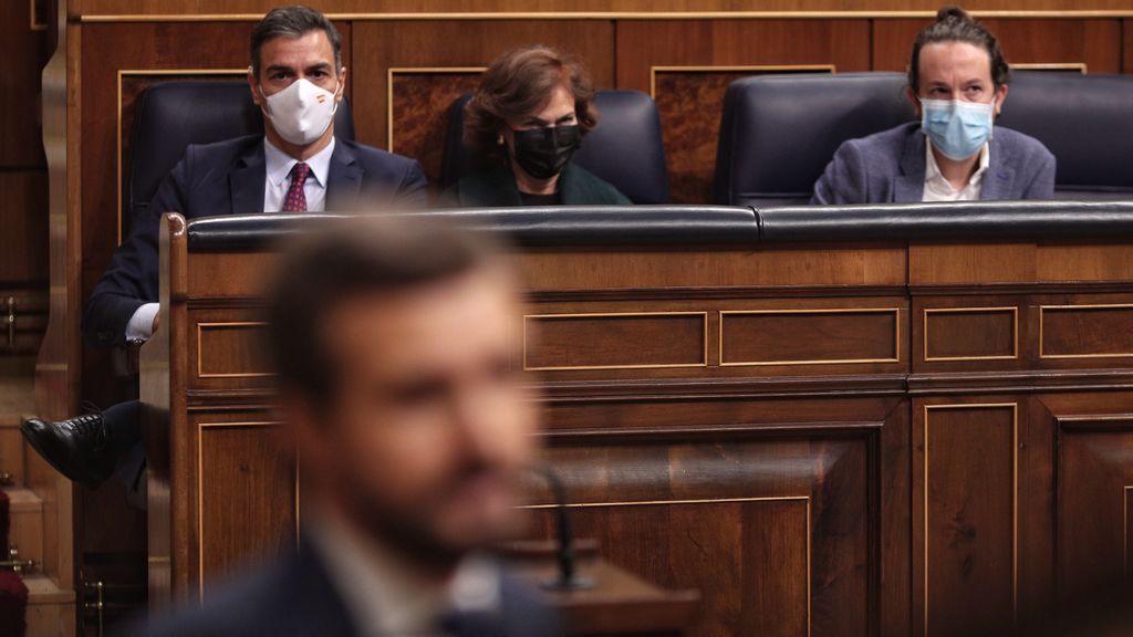 El presidente Pedro Sánchez y su vicepresidente Pablo Iglesias observan al líder del PP en el Congreso El presidente Pedro Sánchez y su vicepresidente Pablo Iglesias observan al líder del PP en el Congreso