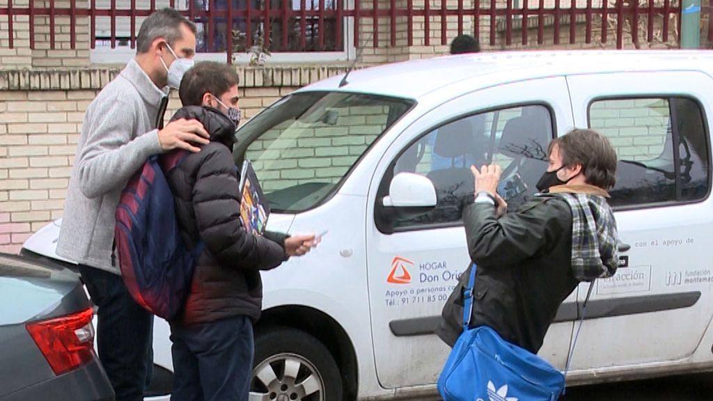 Urdangarin, haciéndose un selfie a la salida del voluntariado en Pozuelo de Alarcón