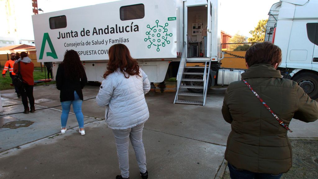 España suma 34.899 contagios y la incidencia baja por primera vez desde el año pasado España suma 34.899 contagios y la incidencia baja por primera vez desde el año pasado