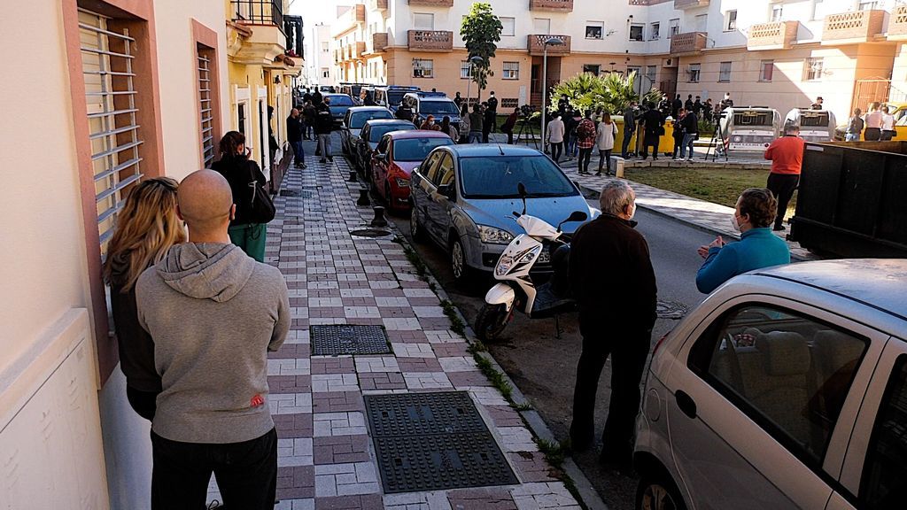 Los vecinos observan le dispositivo policial