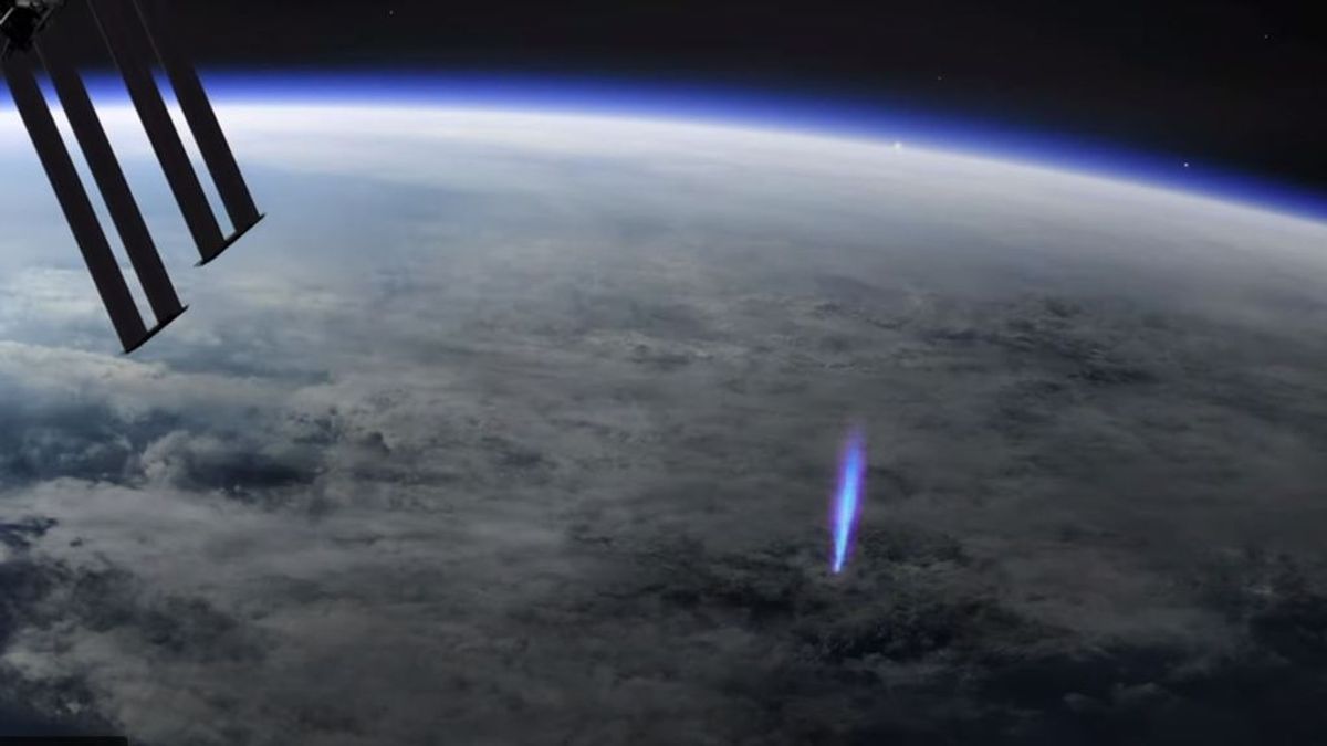 Resuelto el misterio del chorro azul saliendo de la Tierra: así explica el fenómeno la Estación Espacial Internacional