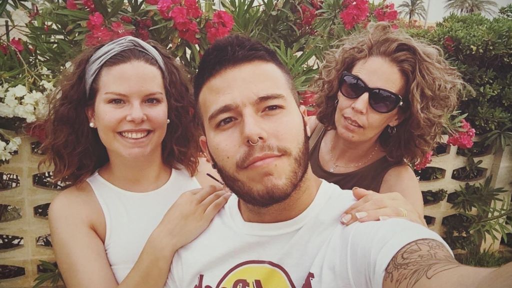 Imagen cedida a NIUS por Carlos, con su familia