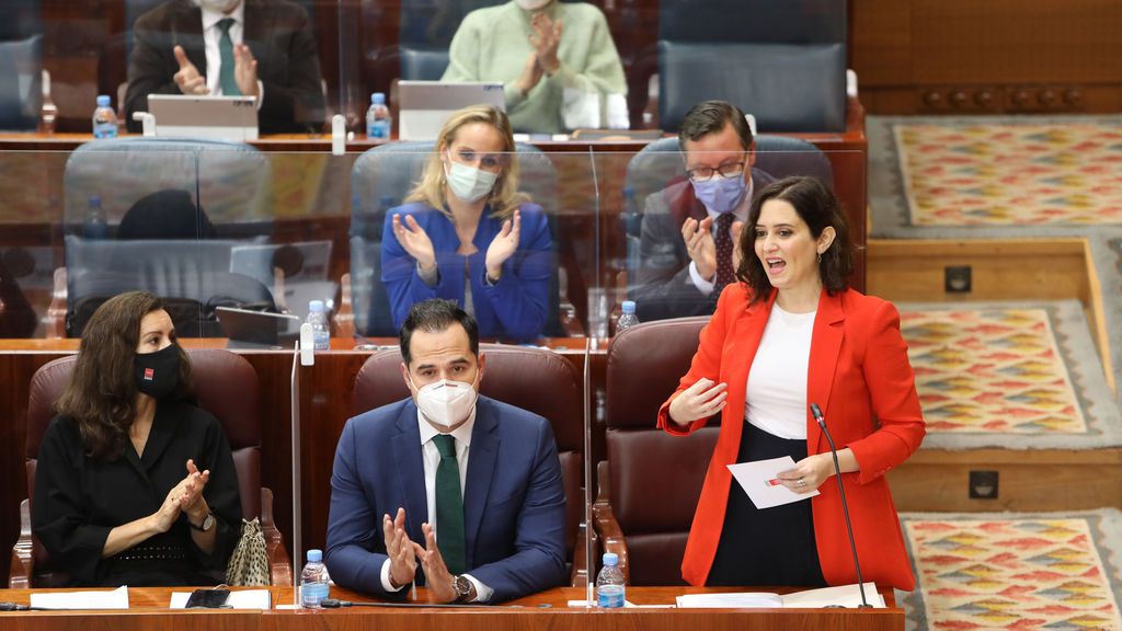 Ayuso anuncia que Madrid entregará dos mascarillas FFP2 "de las buenas" a los mayores de los 65 años Ayuso anuncia que Madrid entregará dos mascarillas FFP2 "de las buenas" a los mayores de los 65 años