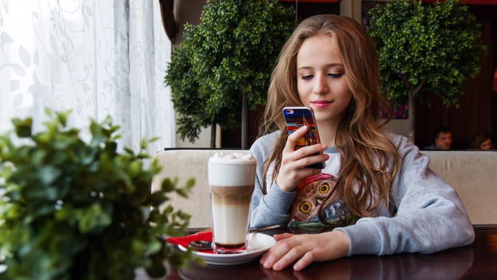 Chica con el teléfono móvil