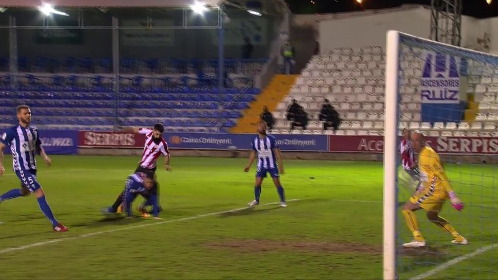 Villalibre empata de cabeza ante el Alcoyano y sigue con su racha goleadora (1-1)