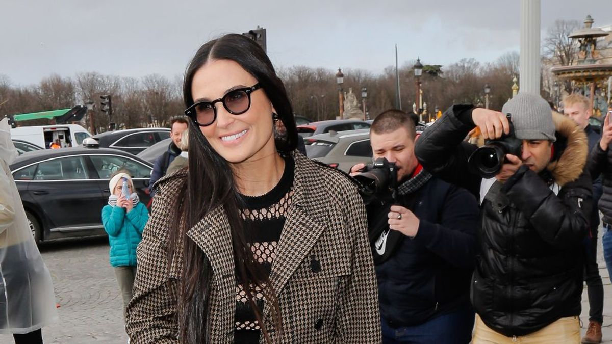 Demi Moore sorprende en el desfile para Fendi con 58 años y sospechas de retoque estético en la cara Demi Moore sorprende en el desfile para Fendi con 58 años y sospechas de retoque estético en la cara