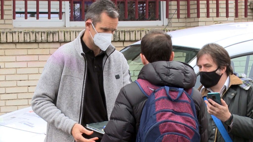 Iñaki Urdangarin, atendiendo a sus "fans" en el Don Orione Iñaki Urdangarin, atendiendo a sus "fans" en el Don Orione