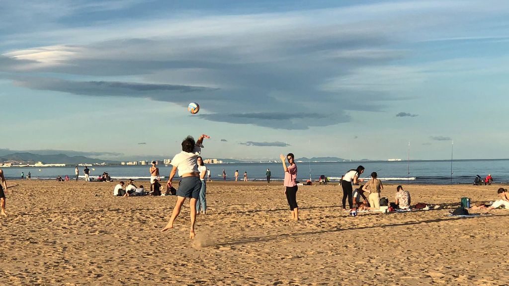 Valencia roza el récord de temperaturas en un mes de enero y echa a los valencianos a las playas Valencia roza el récord de temperaturas en un mes de enero y echa a los valencianos a las playas