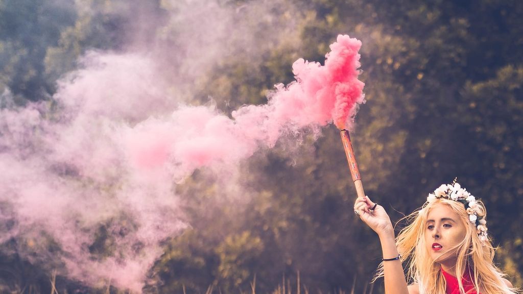 Bengalas de humo de colores para la salida de la iglesia el día de tu boda