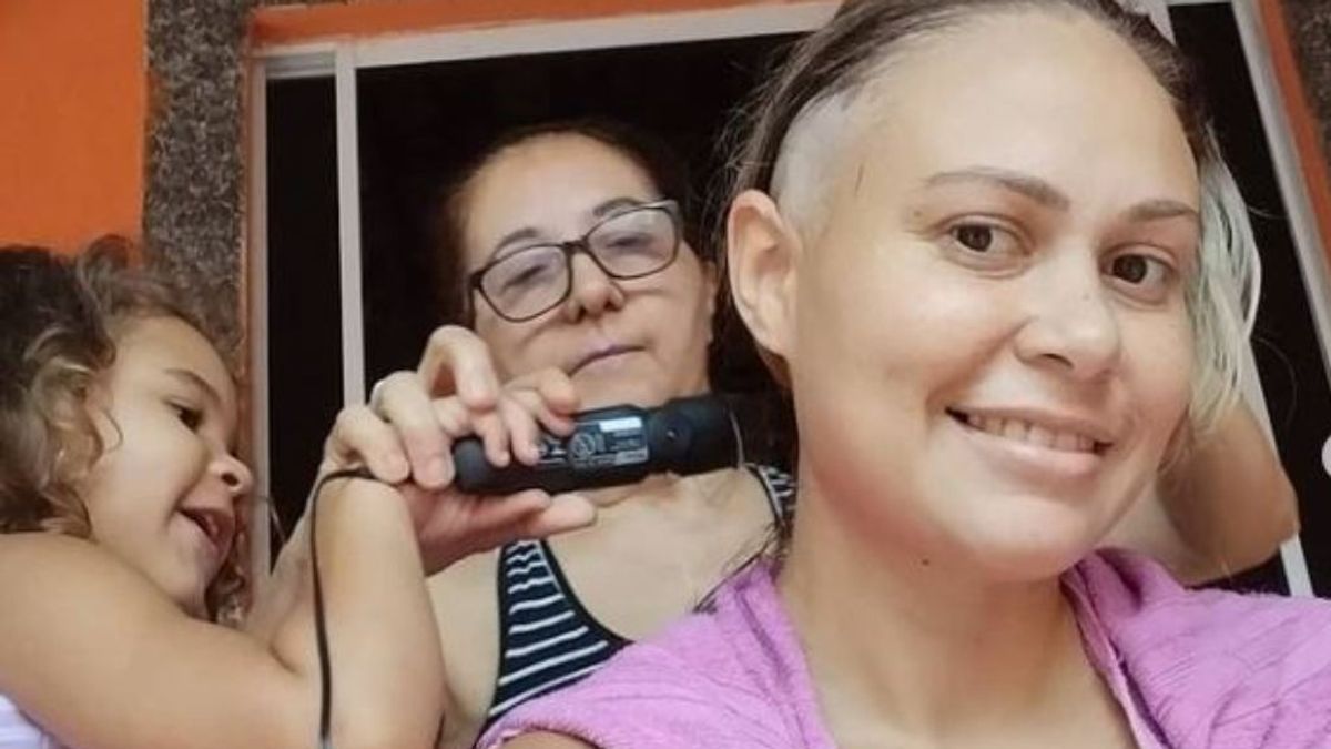 La madre de Luciana se rapa el pelo para apoyarla en su lucha contra el cáncer y el momentazo emociona a las redes