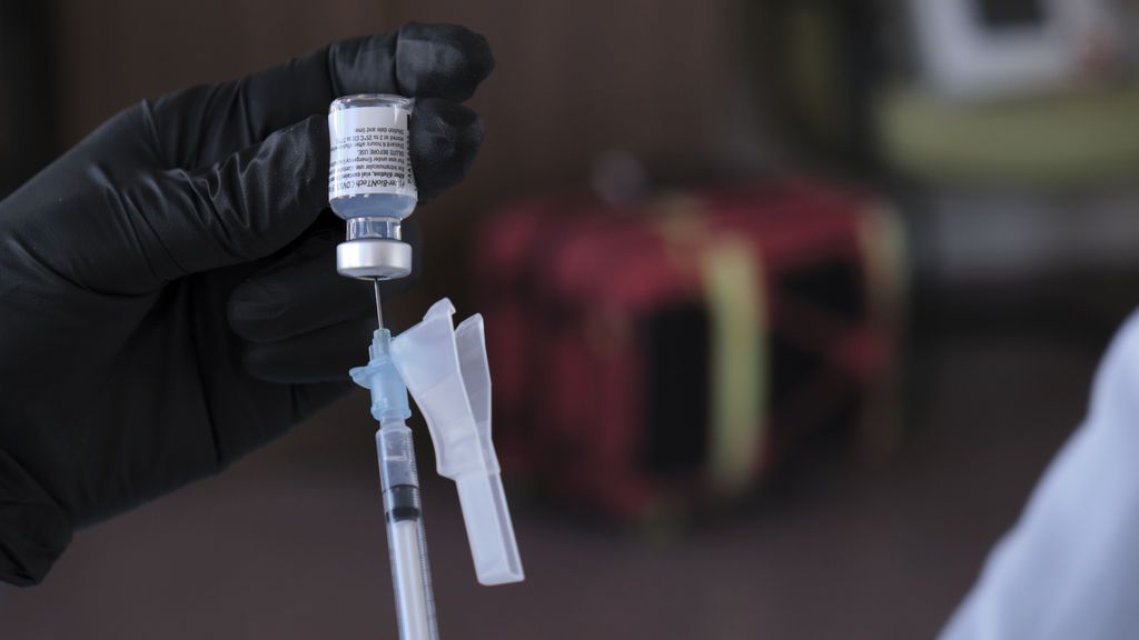 EuropaPress_3513822_trabajador_sanitario_prepara_primeras_vacunas_pfizer-biontech_contra EuropaPress_3513822_trabajador_sanitario_prepara_primeras_vacunas_pfizer-biontech_contra