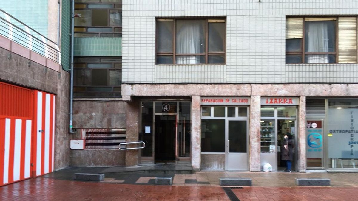 Un brote en un bloque de viviendas de Bilbao deja tres muertos y 20 positivos en pocos días: "Los vecinos están aterrorizados" Un brote en un bloque de viviendas de Bilbao deja tres muertos y 20 positivos en pocos días: "Los vecinos están aterrorizados"