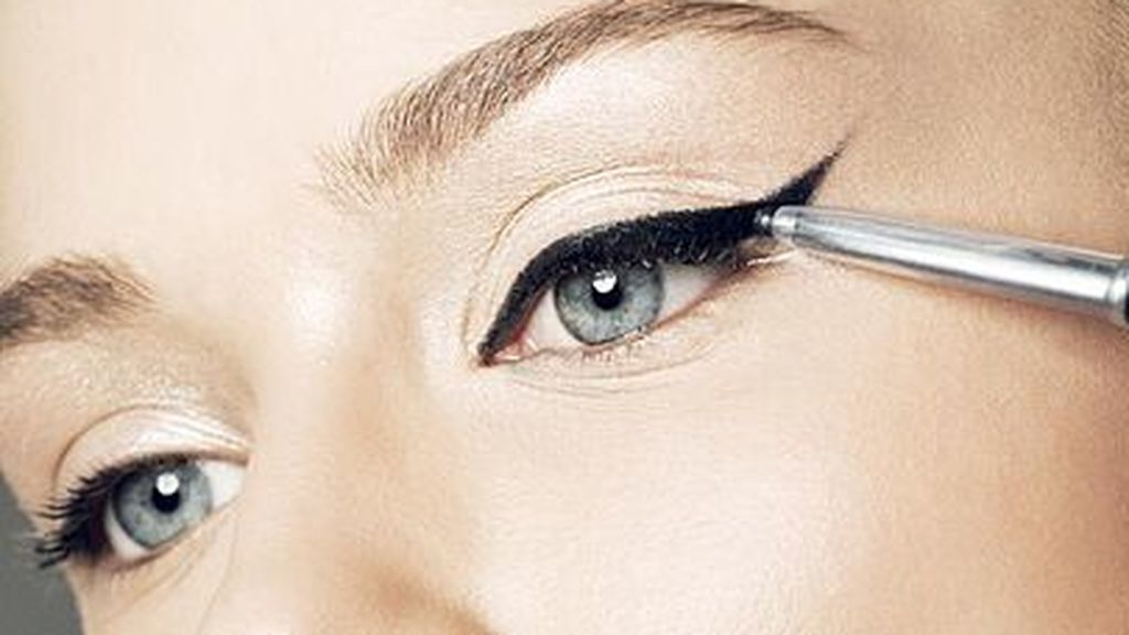 Gracias al eyeliner magnético se podrá colocar fácilmente las pestañas con un imán.