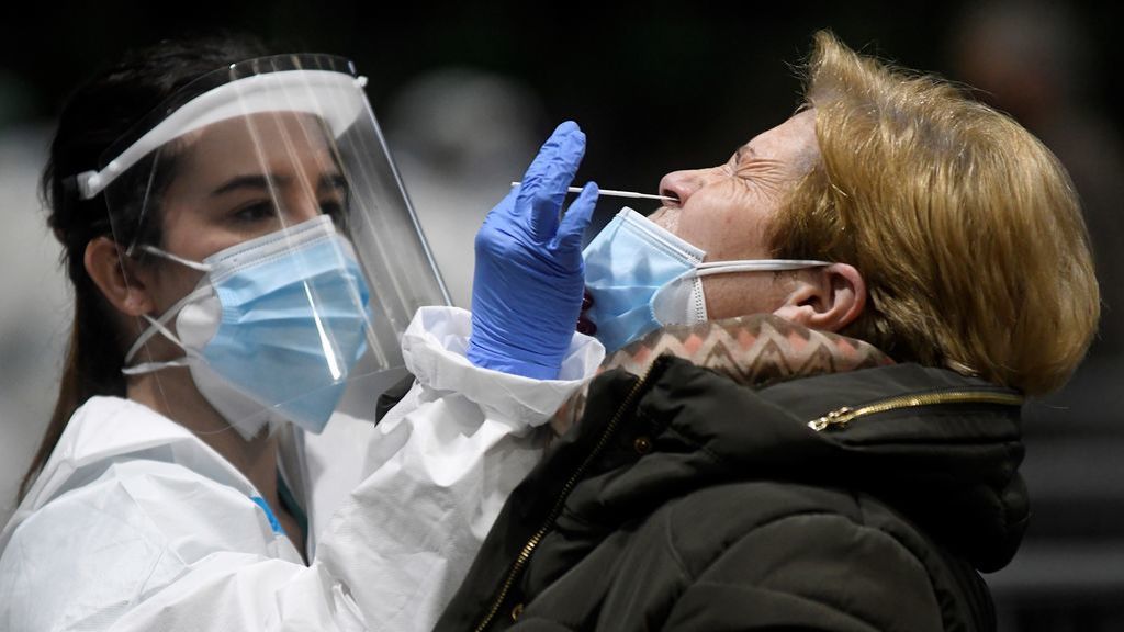 España suma 38 118 nuevos casos de coronavirus, 513 fallecidos y la incidencia desciende tres puntos