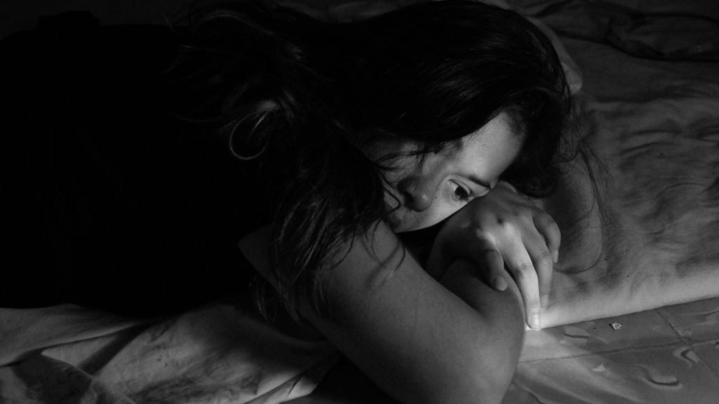 Una chica sintiéndose sola y poco comprendida en su cama