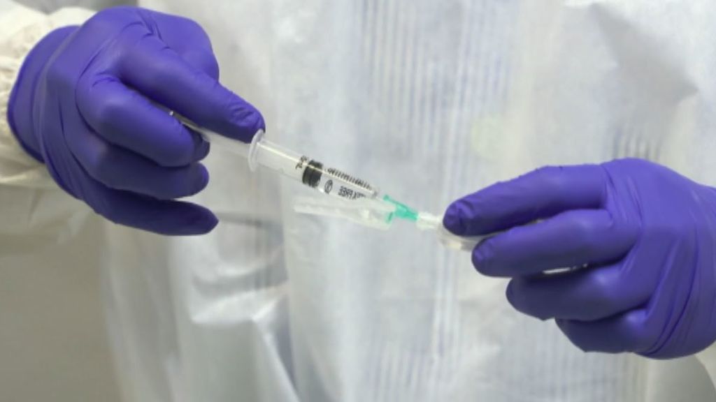 Novedades en las vacunas contra el coronavirus: Janssen es eficaz en un pinchazo y Pfizer no registra nuevos efectos secundarios