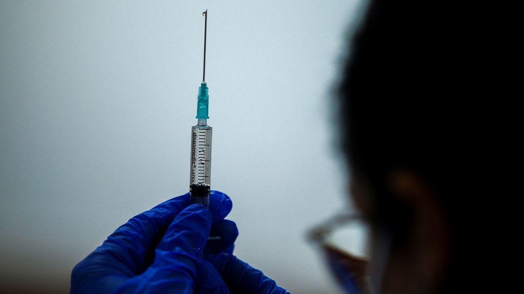 Las primeras vacunas de AstraZeneca llegarán a España la semana que viene en medio de una batalla sin precedentes Las primeras vacunas de AstraZeneca llegarán a España la semana que viene en medio de una batalla sin precedentes