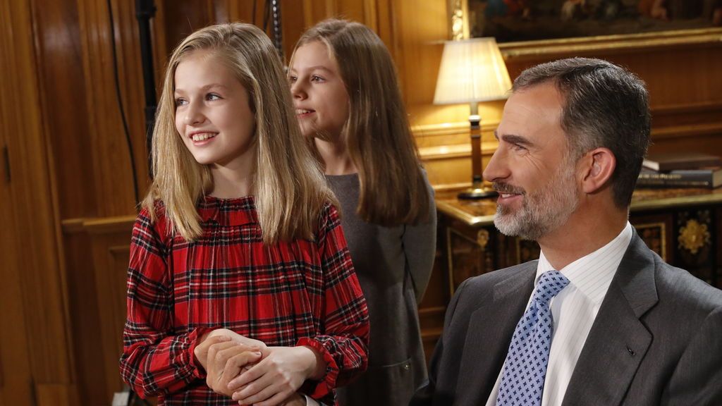 El rey Felipe VI junto a sus hijas, Leonor y Sofía , en su despacho.