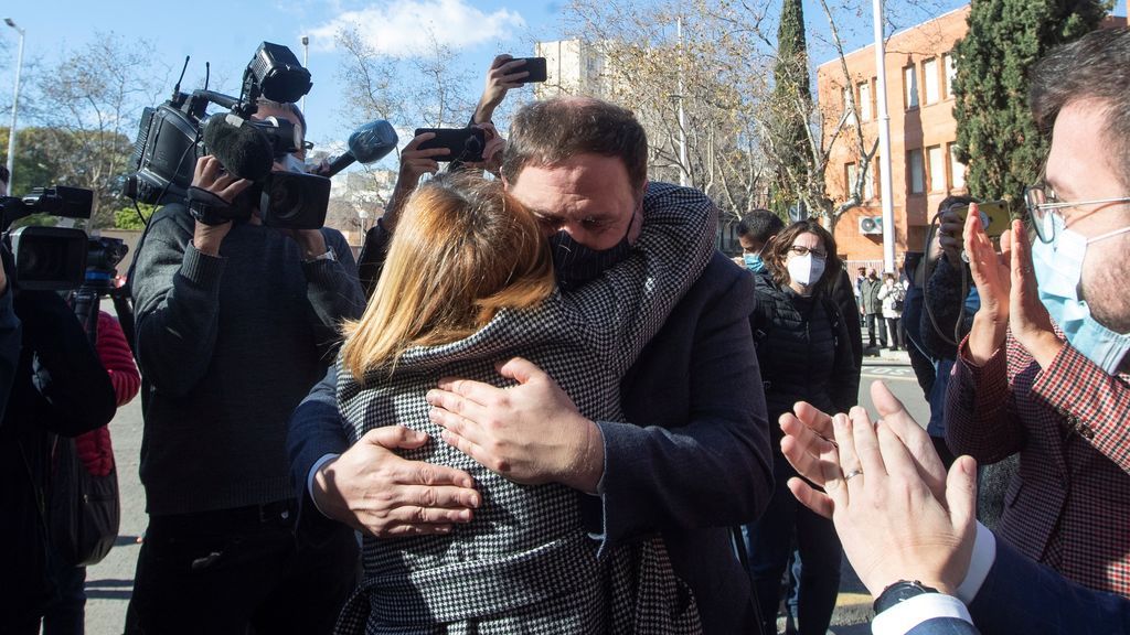 Forcadell sale de prisión y se reencuentra con Junqueras dos años después