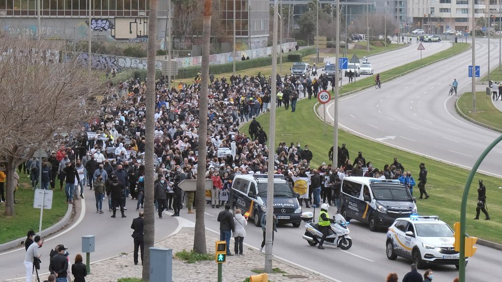 Unas 1.000 personas a pie se manifiestan para exigir la reapertura de la hostelería