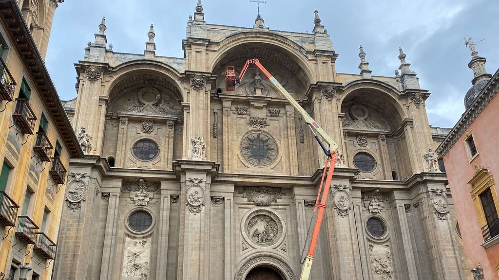 Los seísmos causan desprendimientos en pináculos de la Catedral de Granada Los seísmos causan desprendimientos en pináculos de la Catedral de Granada