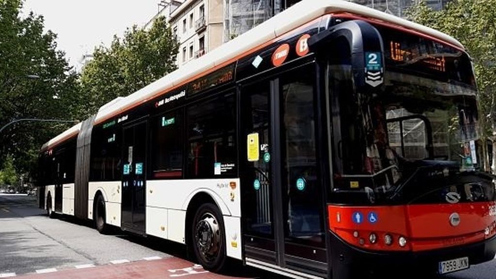 El choque de dos autobuses de la misma línea causa seis heridos en Barcelona El choque de dos autobuses de la misma línea causa seis heridos en Barcelona