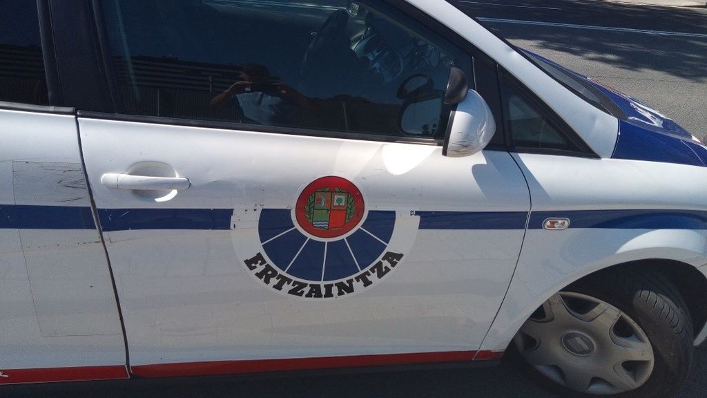 Cuatro agentes de la Ertzaintza confinados al ser escupidos por una paciente infectada en Bilbao Cuatro agentes de la Ertzaintza confinados al ser escupidos por una paciente infectada en Bilbao